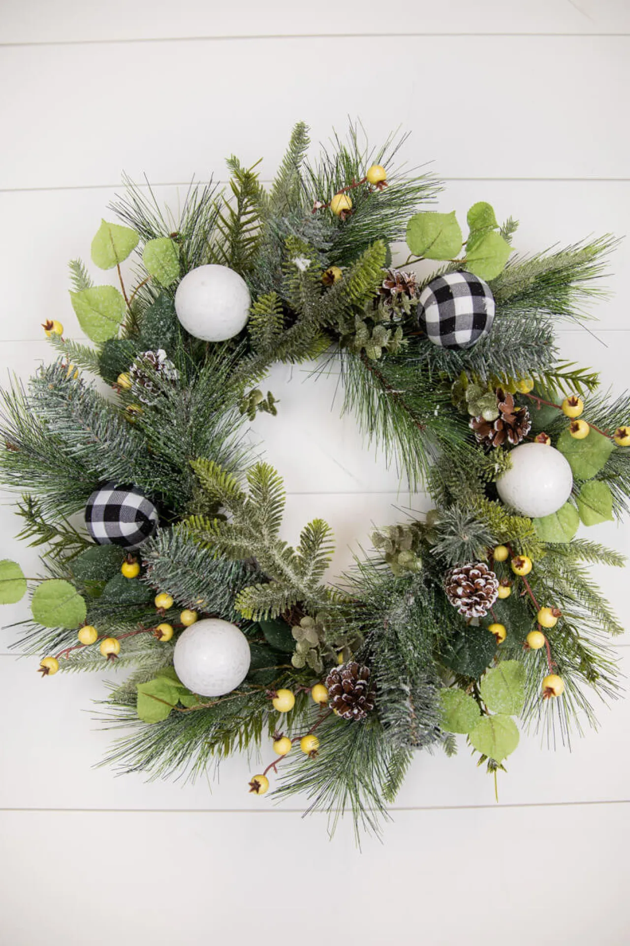 New Decorator's Warehouse 20” Christmas Pine Wreath With Ornaments , Cones & Berries