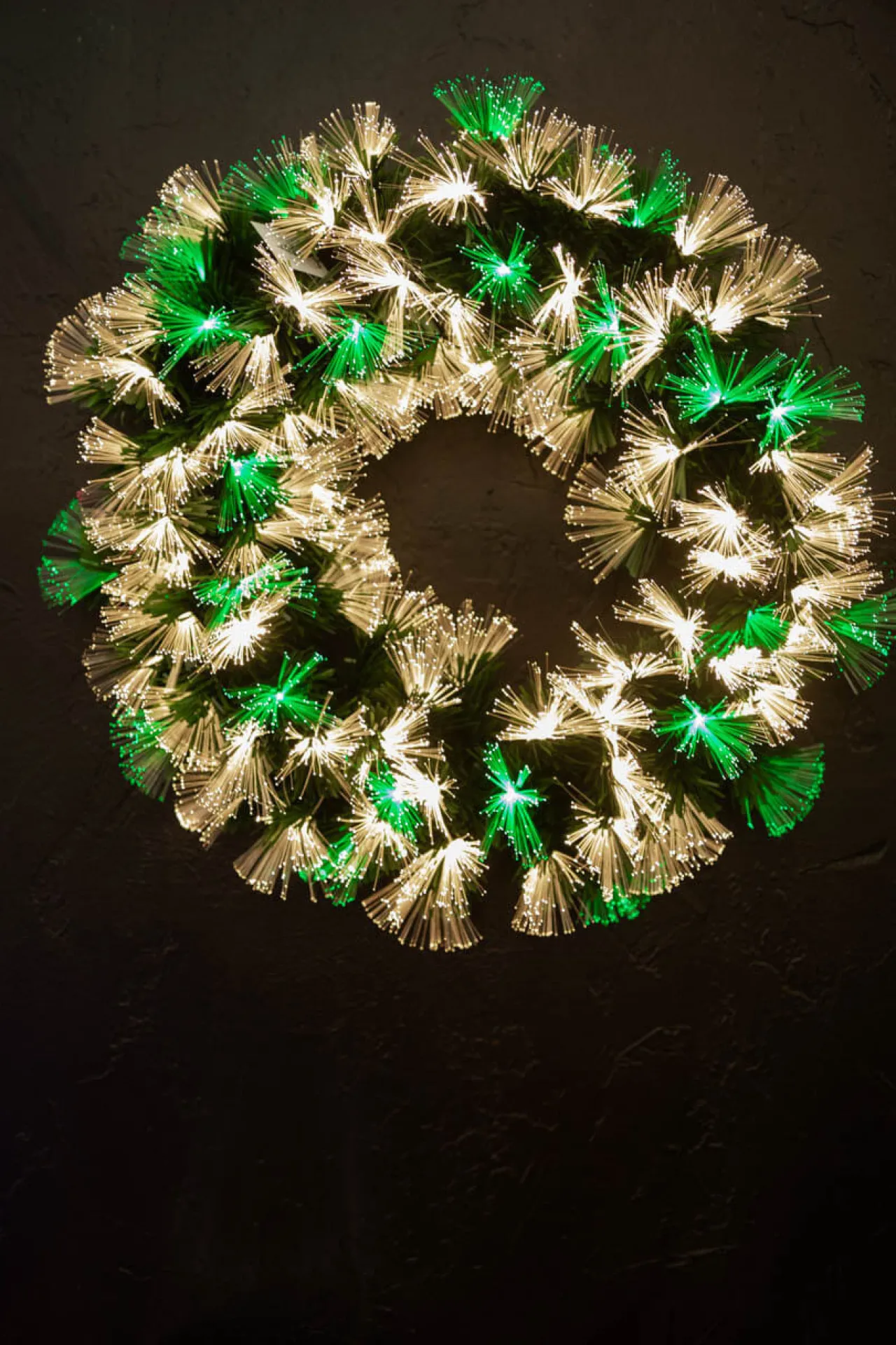 Hot Decorator's Warehouse 24" Fiber Optic Wreath - Multicolor With White