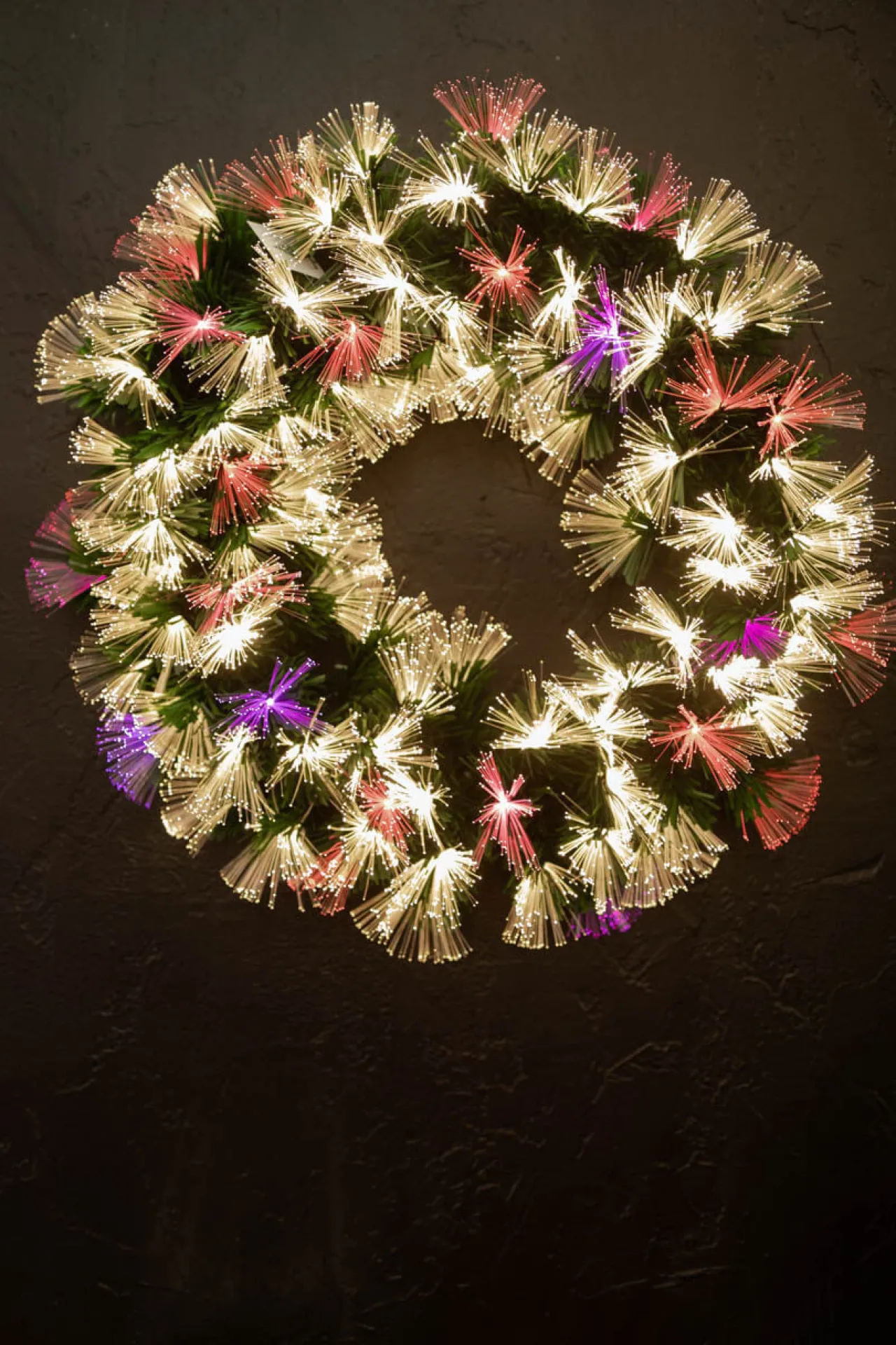 Hot Decorator's Warehouse 24" Fiber Optic Wreath - Multicolor With White