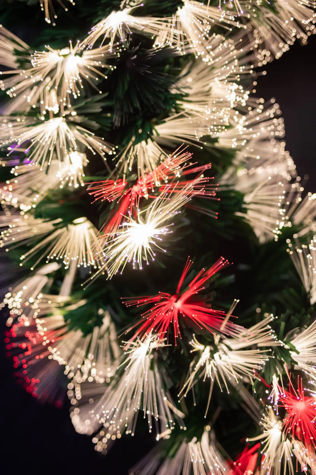 Hot Decorator's Warehouse 24" Fiber Optic Wreath - Multicolor With White