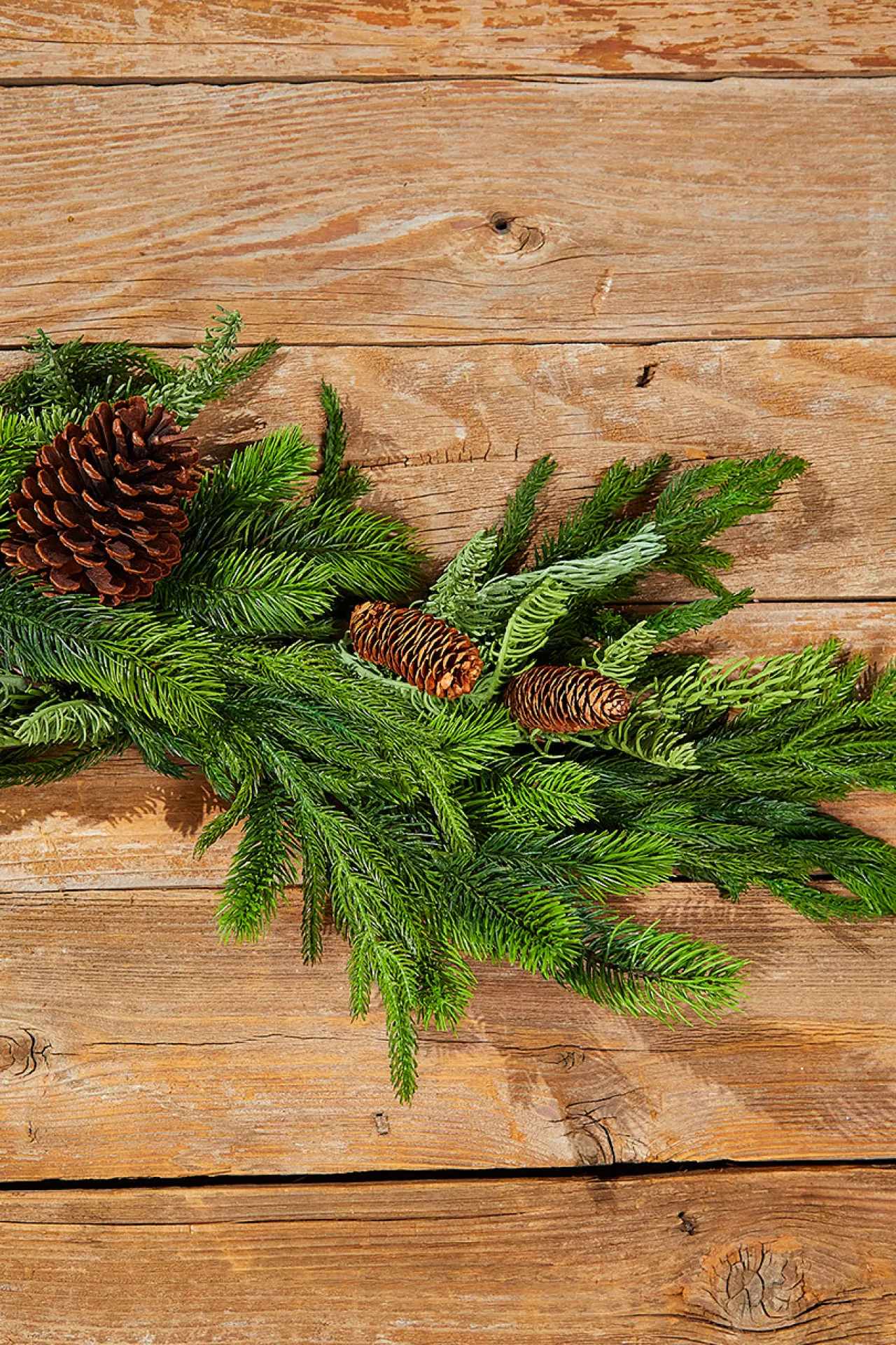 Online Decorator's Warehouse 42” Real Touch Norfolk / Spruce / Juniper Swag