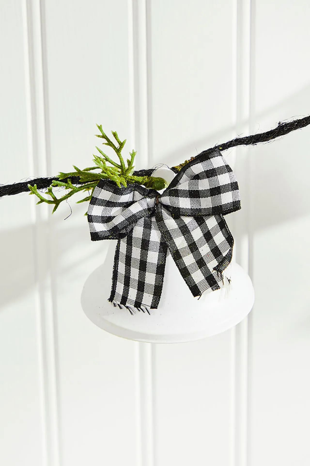 Best Decorator's Warehouse 67” White Country Bell Garland