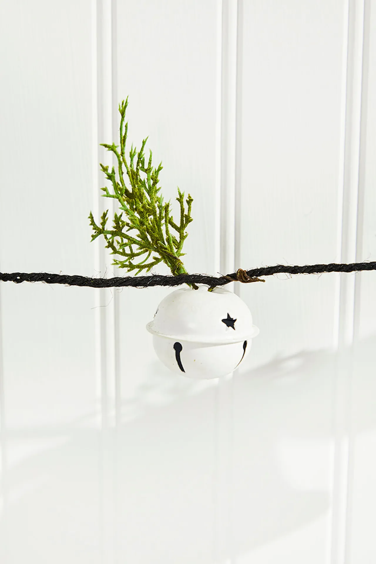 Best Decorator's Warehouse 67” White Country Bell Garland