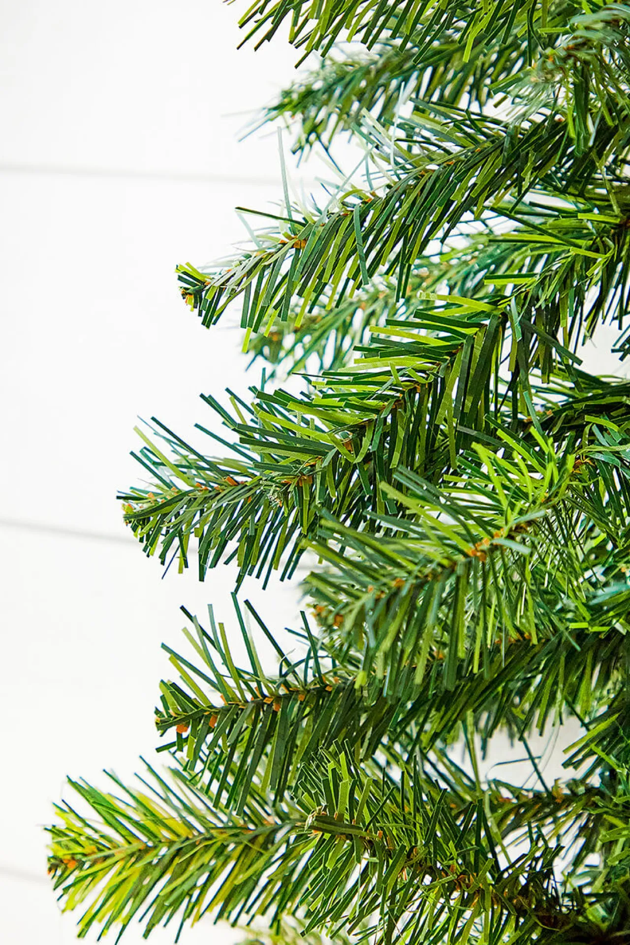 Online Decorator's Warehouse 9' X 10" Norway Pine Garland 200T