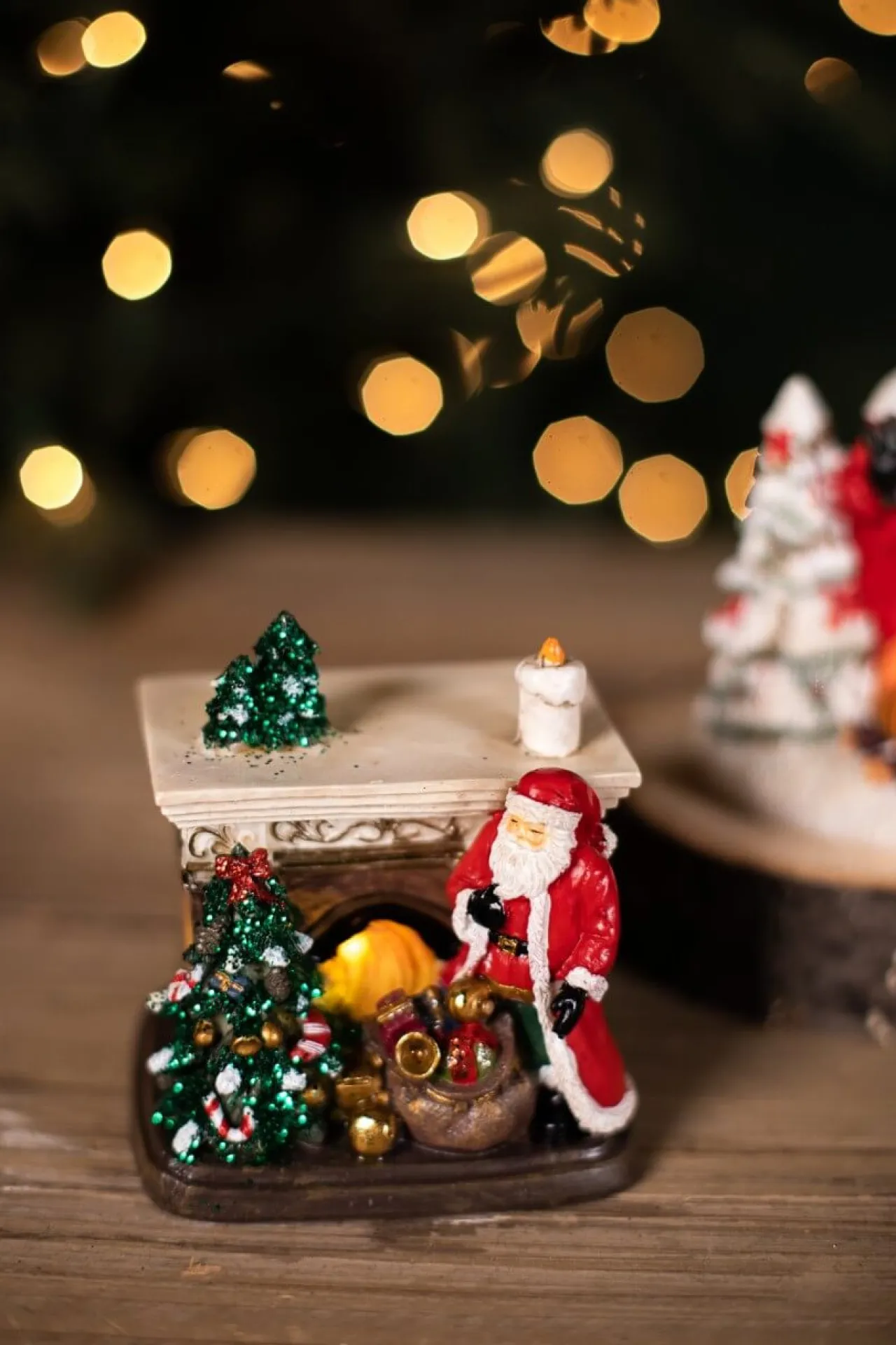Clearance Decorator's Warehouse Resin Light Up Santa Mantle Scene