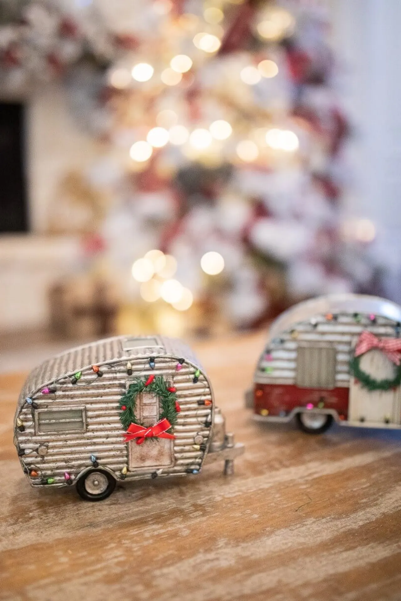 New Decorator's Warehouse Retro Travel Trailer